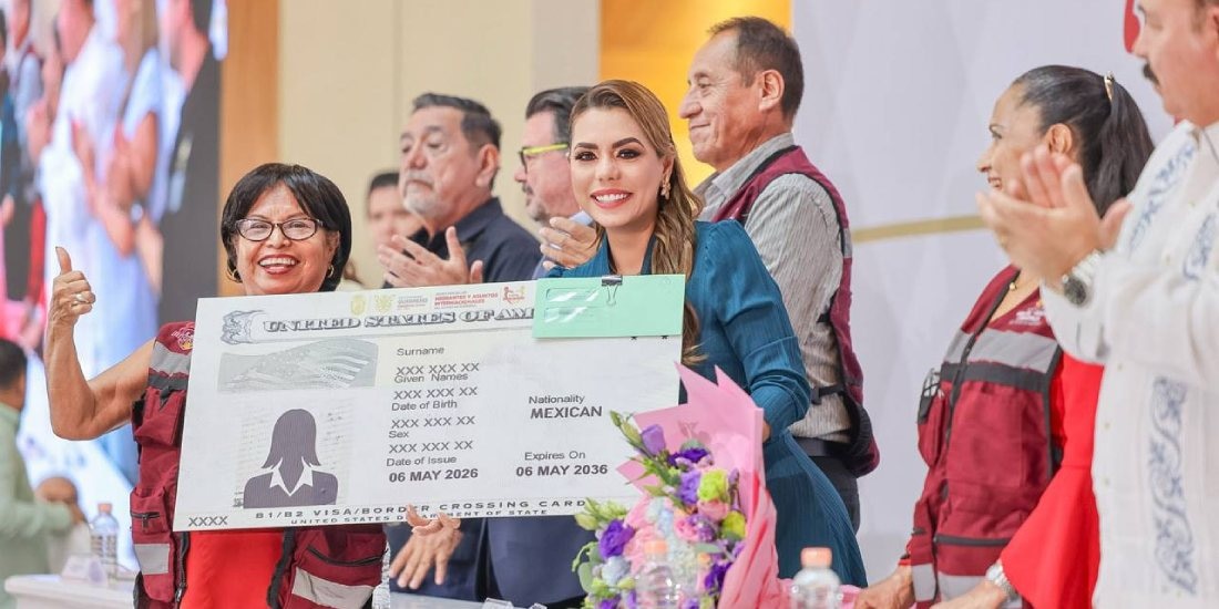 Evelyn Salgado entrega visas a adultos mayores como parte del programa ’Lazos Migrantes’.
