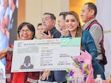 Evelyn Salgado entrega visas a adultos mayores como parte del programa ’Lazos Migrantes’.