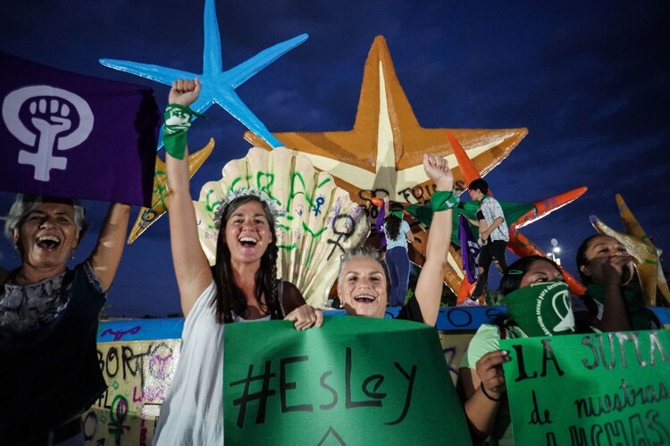 Feministas celebran la despenalización del aborto a nivel federal, en Cancún.