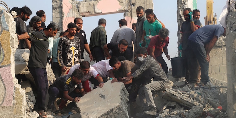 Personas trabajan en una escuela en Minab, el 28 de febrero.