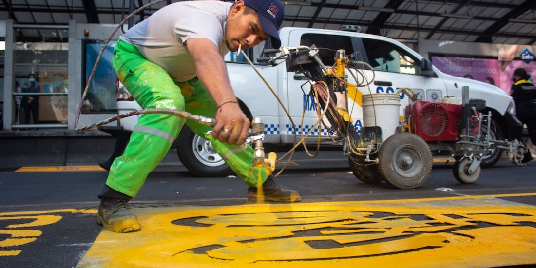 Los carriles fueron marcados con pintura amarilla y bolardos como los del Metrobús.