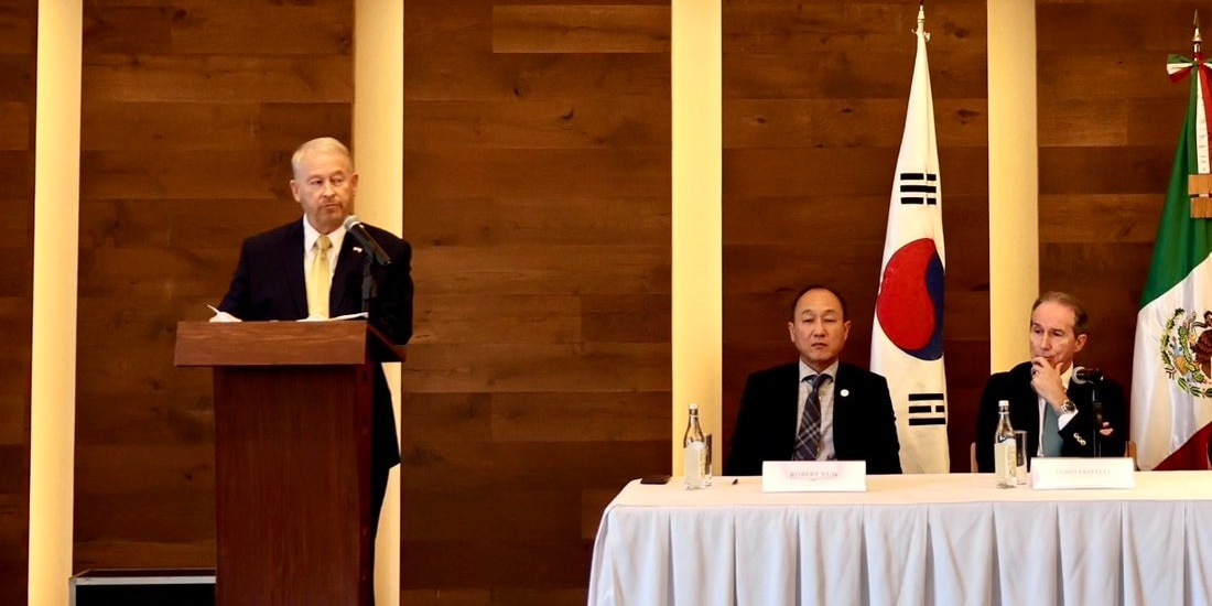 Ronald Johnson celebra anuncio de la planta de metanol más grande del mundo en Sinaloa.