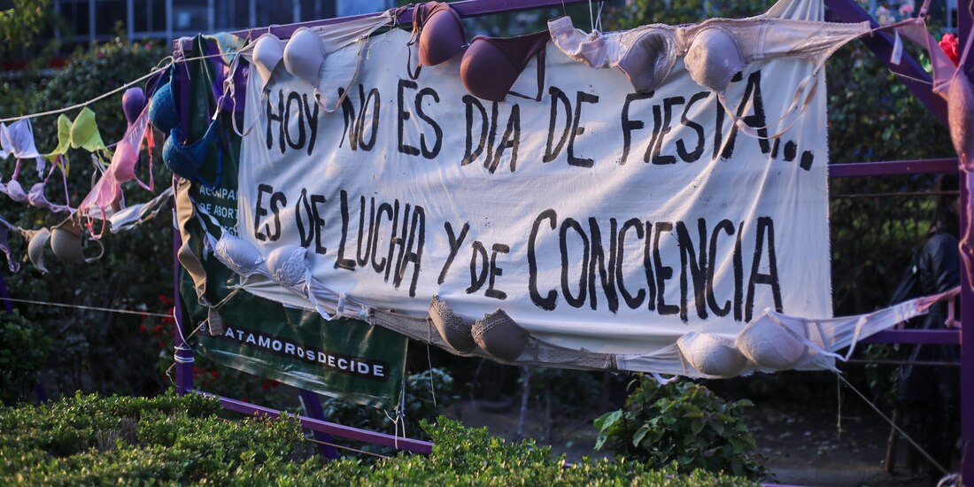 Colocan una ofrenda y tendedero de brasieres en memoria de las mujeres que murieron a causa del cáncer de mama.