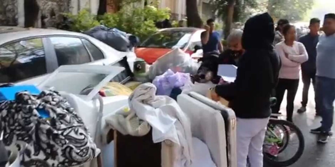 Personal de la Dirección de Protección Civil en Cuauhtémoc, acudió en apoyo a los afectados por del desalojo que sufrieron integrantes de diversos grupos étnicos, el cual se suscitó en la colonia Juárez