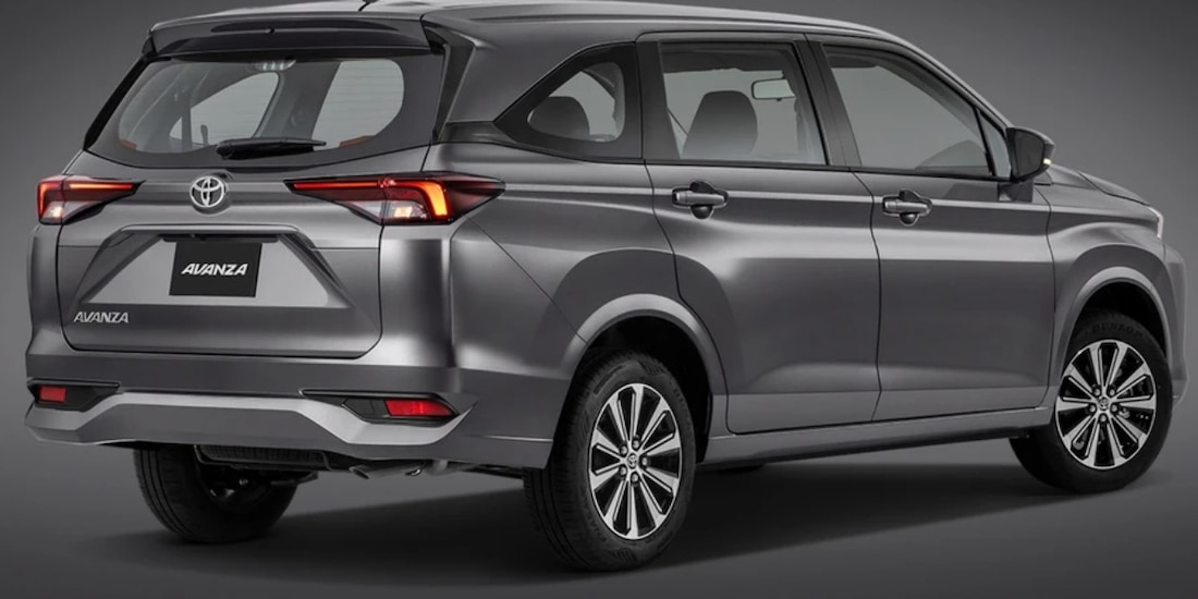 Tiene caja manual de 5 velocidades.