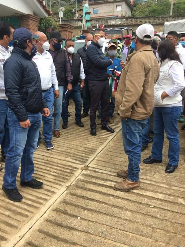 El gobernador estuvo hoy en San Juan Ozolotepec, una de las zonas más afectadas por el sismo del martes.