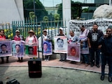 Madres, padres y compañeros de los 43 normalistas de Ayotzinapa se trasladaron a la sede del Consejo de la Judicatura Federal, desde el plantón que mantienen enfrente de Campo Militar No.1 de la Secretaría de la Defensa Nacional (SEDENA). Ya en el punto exigieron una mesa de diálogo con autoridades del Poder Judicial para granizar el acceso a la información y sentencia a los culpables por el crimen que el próximo 26 de septiembre de 2023 cumplirá 9 años. Lo anterior forma parte de las protestas y actividades por este noveno aniversario. Asimismo, exigen al gobierno de Andrés Manuel López Obrador la entrega de información contrastante y completa acerca de las conversaciones del Ejército el día de los hechos.
FOTO: GALO CAÑAS/CUARTOSCURO.COM