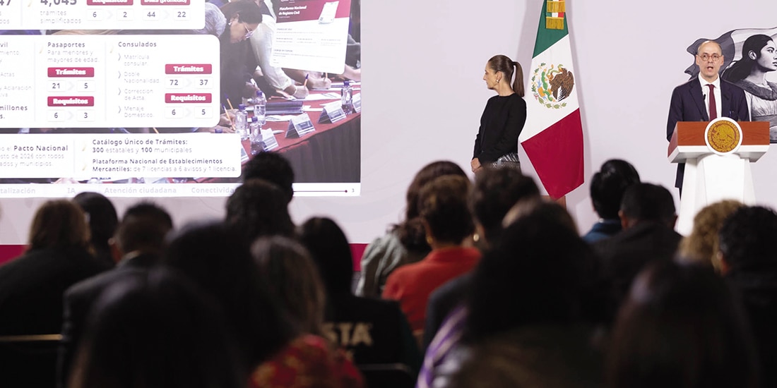 La jefa del Ejecutivo y el titular de la Agencia de Transformación Digital, ayer.