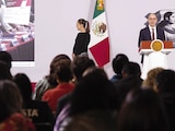 La jefa del Ejecutivo y el titular de la Agencia de Transformación Digital, ayer.