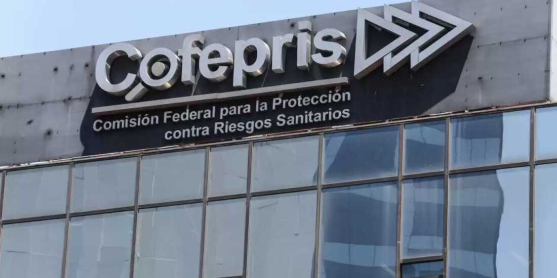Detectan colusión dentro de Cofepris; empresa se favorecía con evaluaciones menos estrictas.