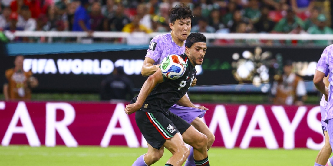 Raúl Jiménez y Kim Min-jae en una jugada durante el partido.
