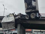 Tráiler derrapa y queda colgado en puente