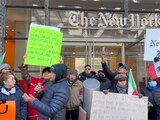 Célula de Morena, ayer, en protesta frente al NYT.