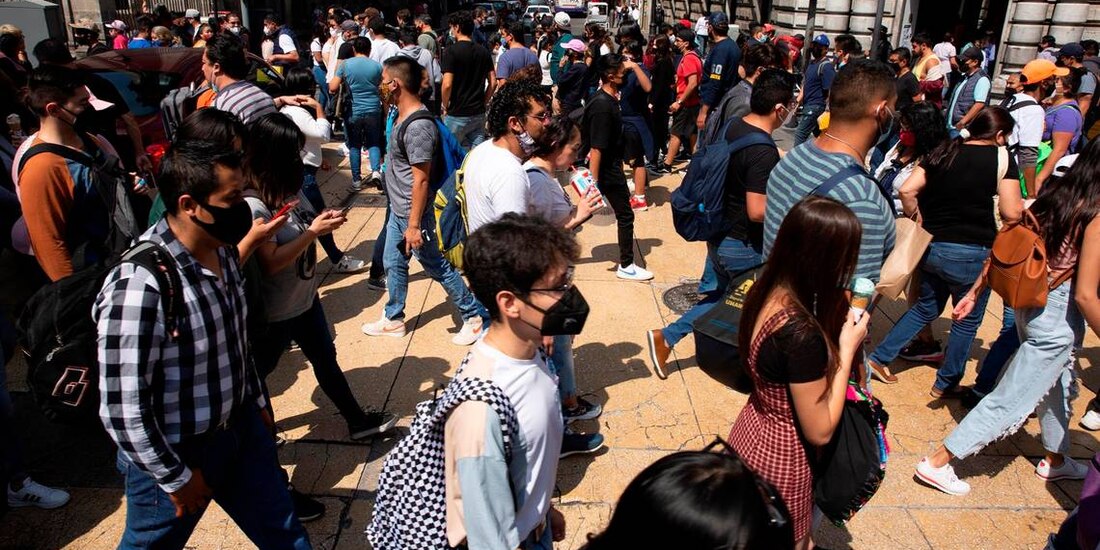 Habitantes de la CDMX caminan por calles del Centro Histórico