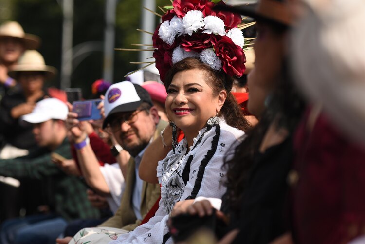 Clara Brugada, Jefa de Gobierno, encabezó el Desfile del Día de Muertos de este 2024. Foto: Gobierno CDMX
