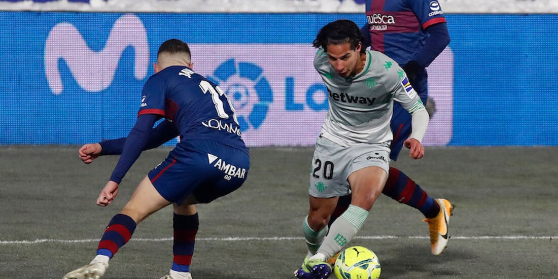 El canterano del América se quita a uno de sus rivales, ayer.