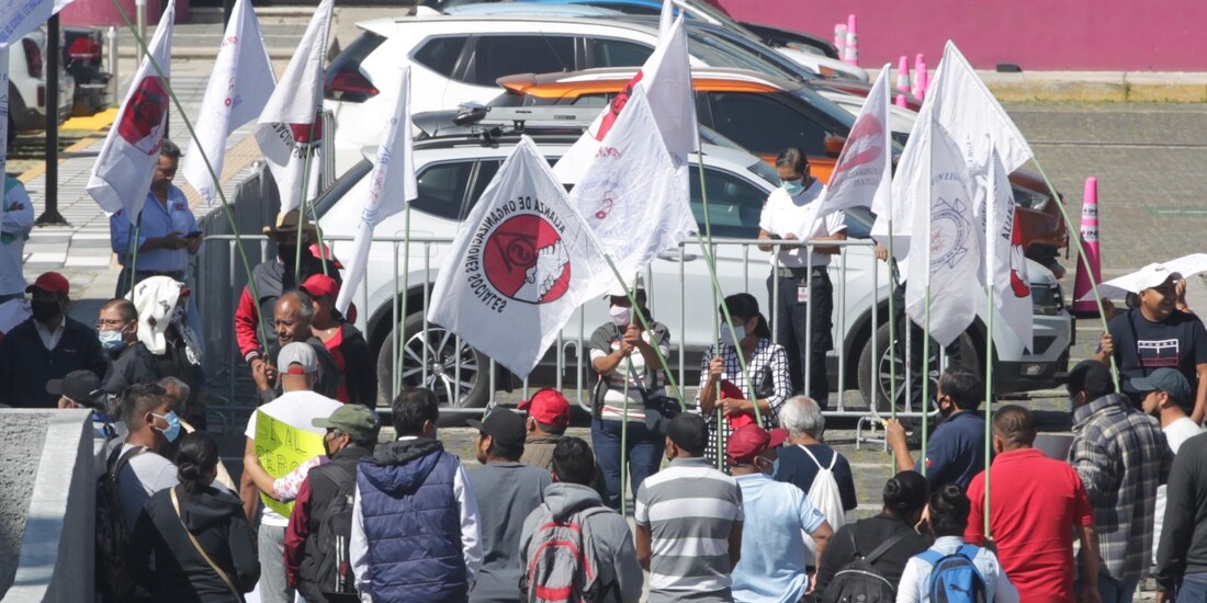 Manifestantes irrumpen en el INE