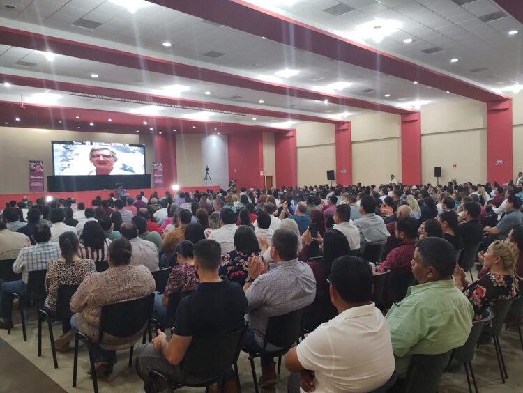 Américo Villarreal (pantalla) recibió a Sheinbaum vía remota para el conversatorio.