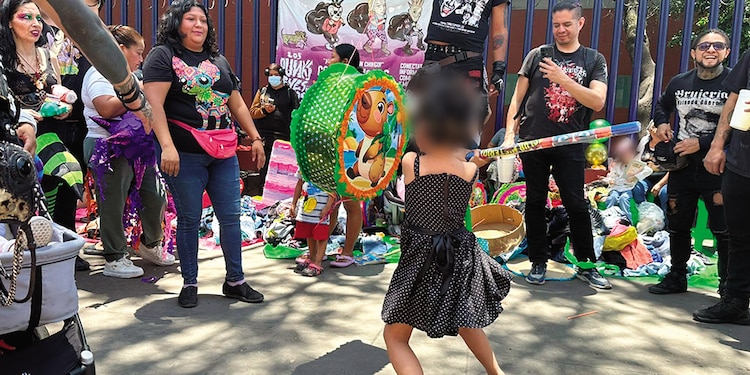 Pacientes pediátricos rompen piñatas.