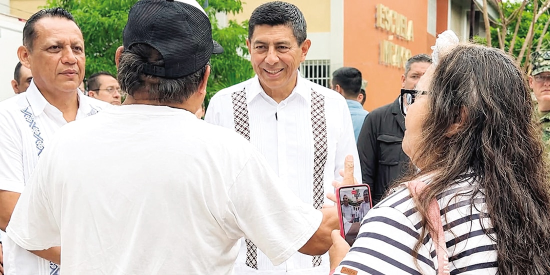 EL ALCALDE sustituto de Juchitán, Francisco Vásquez (izq.), acompaña al gobernador Jara (c), en un recorrido.