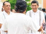EL ALCALDE sustituto de Juchitán, Francisco Vásquez (izq.), acompaña al gobernador Jara (c), en un recorrido.