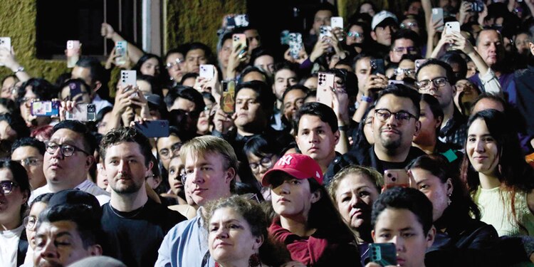 Cerca de 3 mil personas se reunieron a los alrededores del recinto.