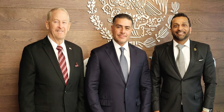 Omar García Harfuch (c.) con Kash Patel (der.) y Ronald Johnson en reunión oficial el 22 de enero.