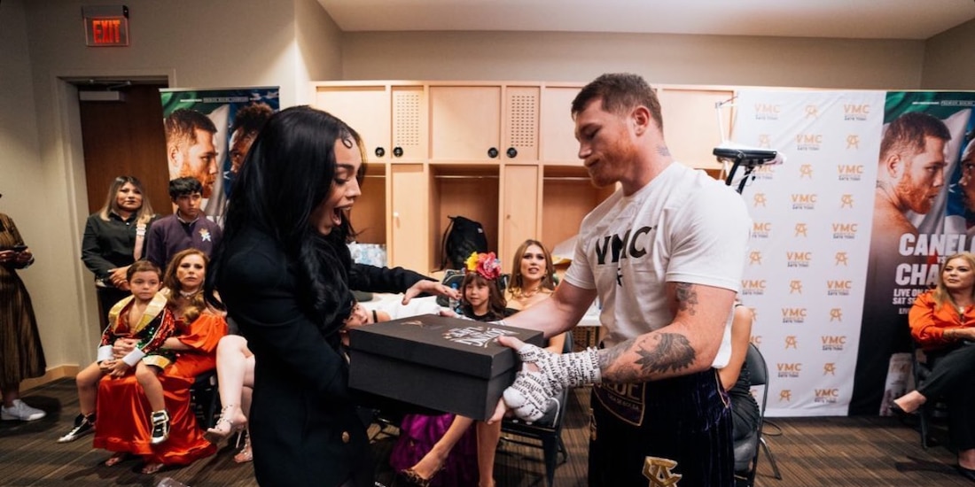 El Canelo le regala a Danna Paola unos guantes exclusivos de box ¿Cuánto cuestan?