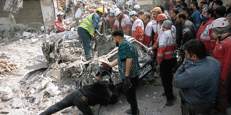 Los servicios de emergencia inspeccionan un automóvil destruido en Tabriz, el martes.