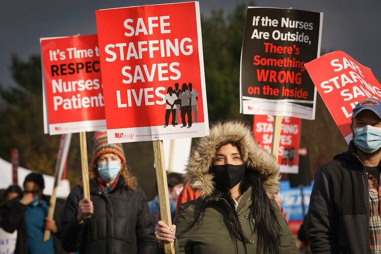 Casi 800 trabajadoras de la salud del Centro Médico St. Mary, en Langhorne, Pensilvania, pararon labores durante dos días para exigir refuerzos; afirman que el cupo aumenta cada vez más y el personal es insuficiente.