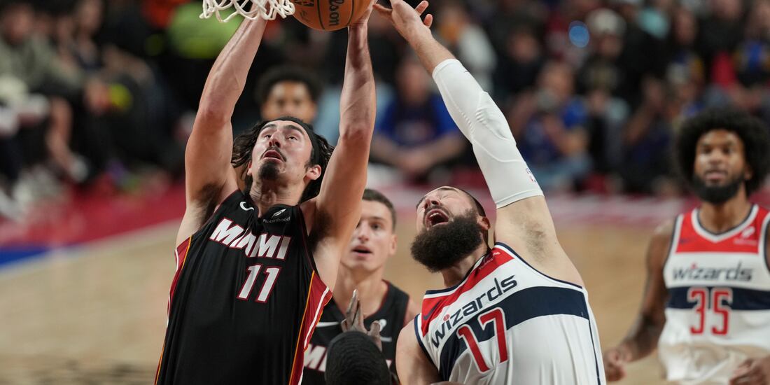 Jaime Jáquez Jr, del Heat, y Jonas Valančiūnas, de los Wizards, luchan por un rebote en el NBA Mexico City Game 2024.