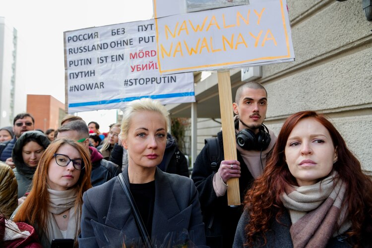 Yulia Navalnaya (centro) junto decenas de personas protestan por reelección de Vladimir Putin.