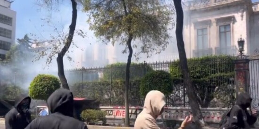 Este martes 27 de febrero, normalistas de Ayotzinapa lanzaron petardos al interior de la Segob durante una manifestación.