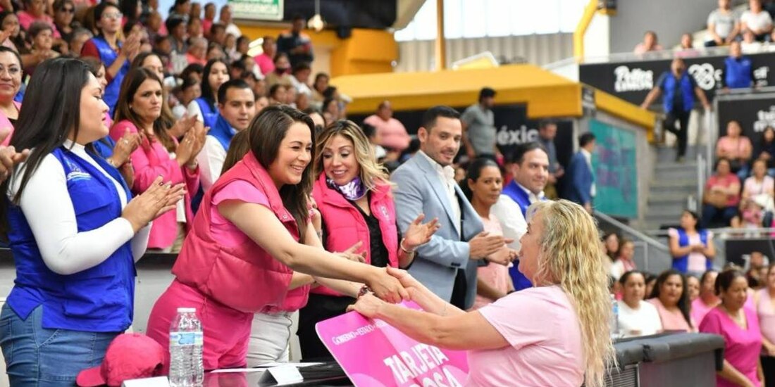 Tere Jiménez entrega Tarjetas Rosas a mujeres que trabajan a favor de su comunidad.