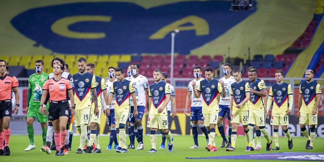 Jugadores del América previo a su duelo ante el Pachuca en la fase regular del Torneo Guard1anes 2021 de la Liga MX.