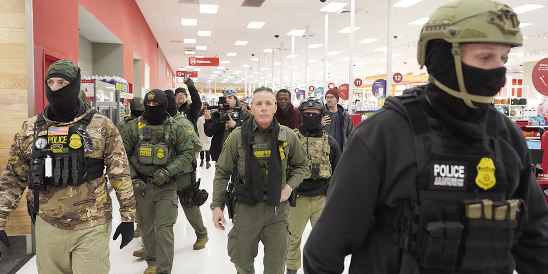El comandante de la Patrulla Fronteriza, Gregory Bovino (c.), en un operativo en una tienda de Minnesota, en enero.