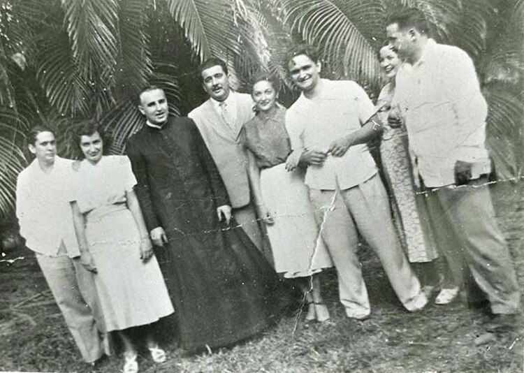 Del grupo Orígenes: Cintio Vitier, Fina García Marruz, el padre Ángel Gaztelu, José Lezama Lima, Tangui (Mercedes Vecino), Julián Orbón, Bella y Eliseo Diego. Ca. 1952.