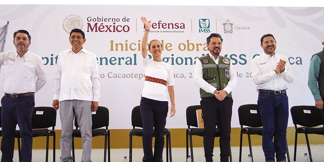 LA MANDATARIA, ayer, con parte de su equipo de Gobierno en San Lorenzo Cacaotepec.