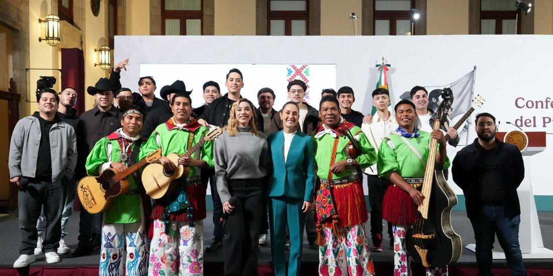 La Presidenta Claudia Sheinbaum con los interpretes del Himno Migrante.