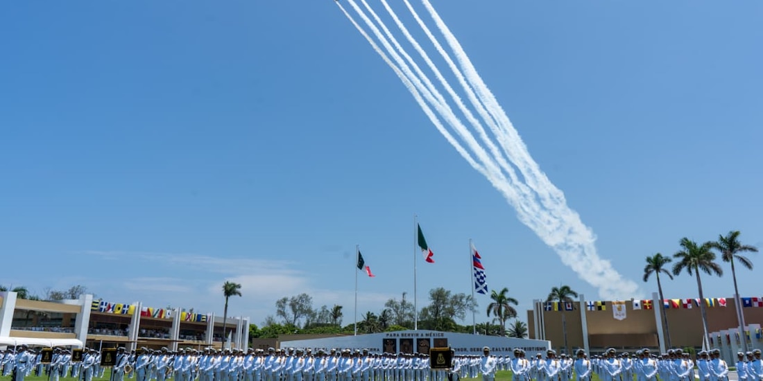 Heroica Escuela Naval despide a una generación