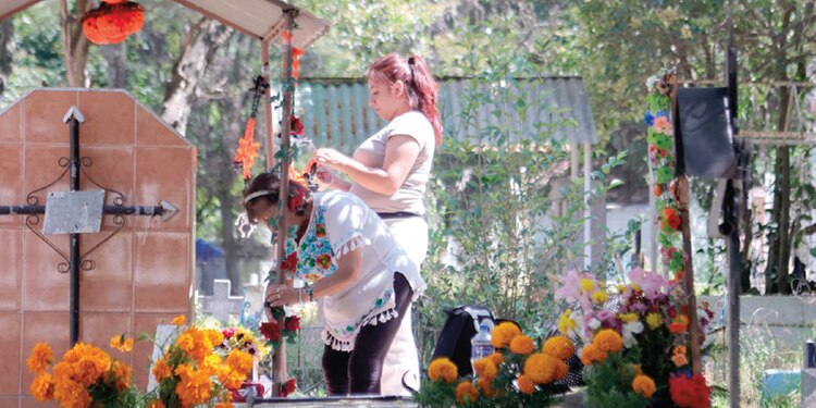 Las familias se reúnen en los camposantos para limpiar las tumbas, ayer