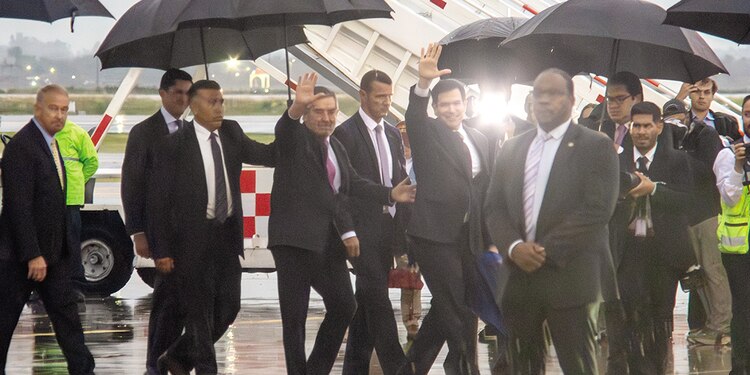 El canciller Juan Ramón de la Fuente y el secretario de Estado de Estados Unidos, Marco Rubio, saludan a la prensa, ayer, en el AIFA.