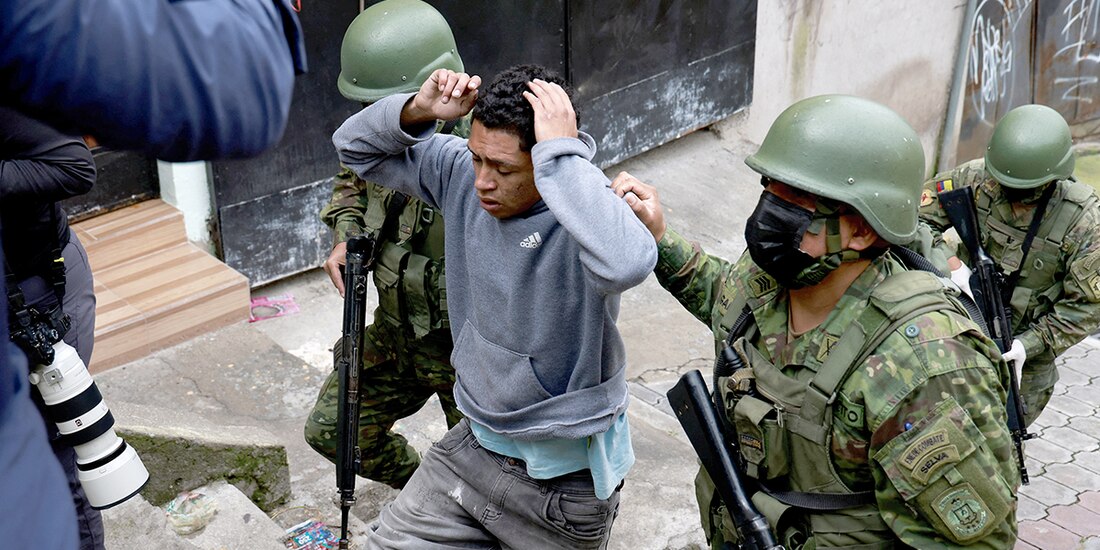 Militares retienen a un hombre para verificar su identidad, ayer, en Quito.
