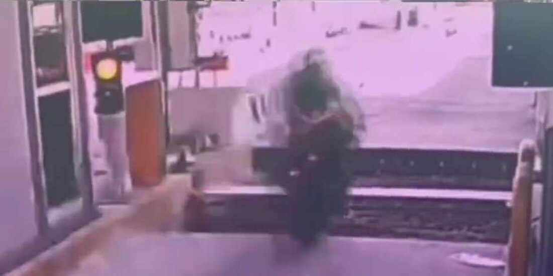 Un segundo antes de la tragedia: Motociclistas caen en zanjas de la caseta de Tlalpan