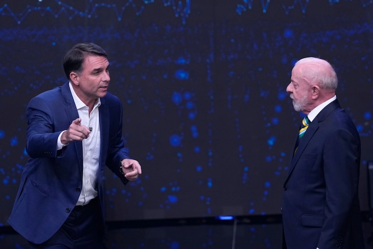Lula da Silva y Flávio Bolsonaro durante el primer debate presidencial previo a la segunda vuelta, el 25 de octubre.