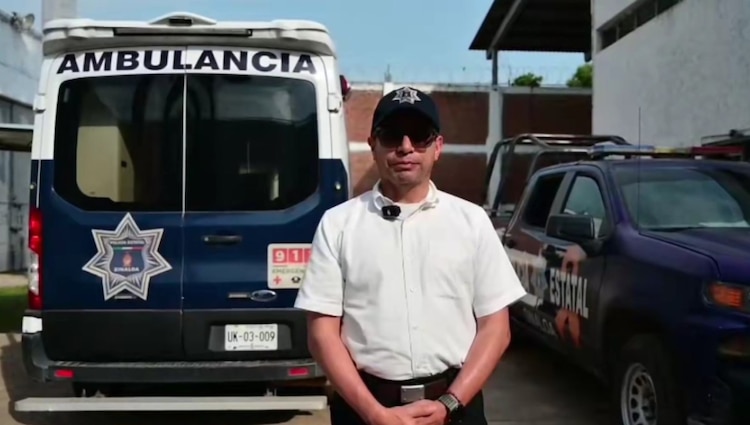 Un elemento de seguridad estatal frente al penal de Mazatlán, Sinaloa.