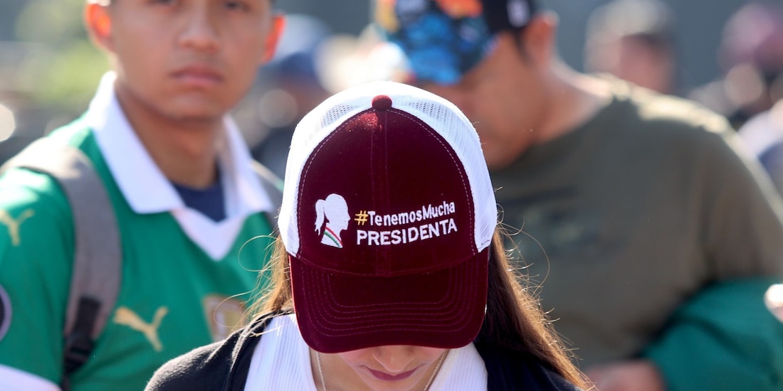 Aspecto de una asistente a un evento del Gobierno federal en la Ciudad de México.