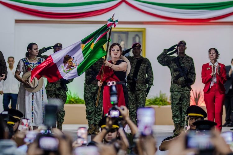 La alcaldesa de Uruapan, Grecia Quiroz, durante la ceremonia del Grito de Independencia, el 15 de septiembre de 2026.