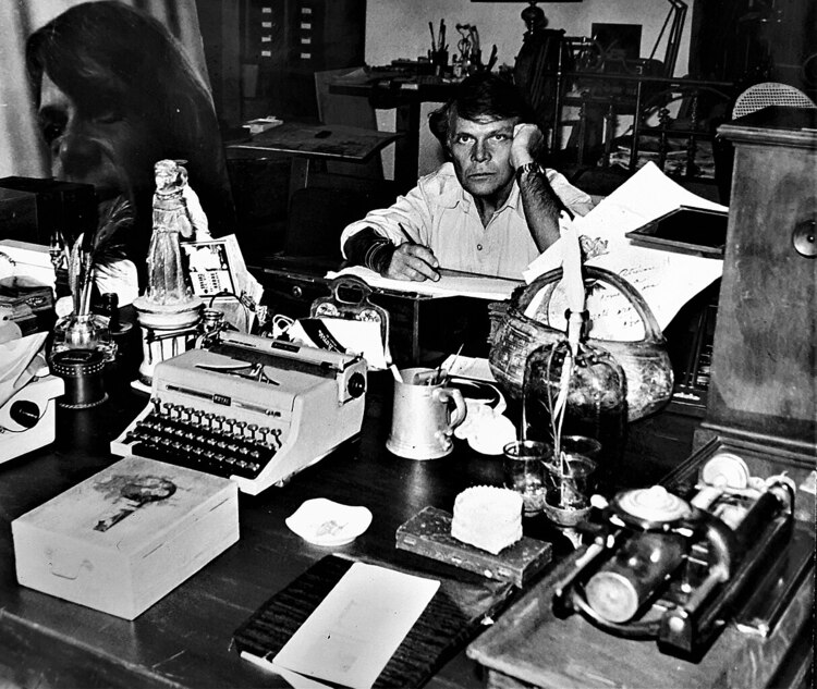 El artista José Luis Cuevas, en su estudio, en 1980.