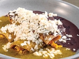 Huevos Dueto. Tres tacos de huevo a la mexicana cubiertos con caldo de frijol negro, salsa verde y queso fresco.